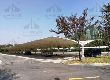 我們?nèi)绾芜x擇實用的膜結(jié)構(gòu)停車棚？